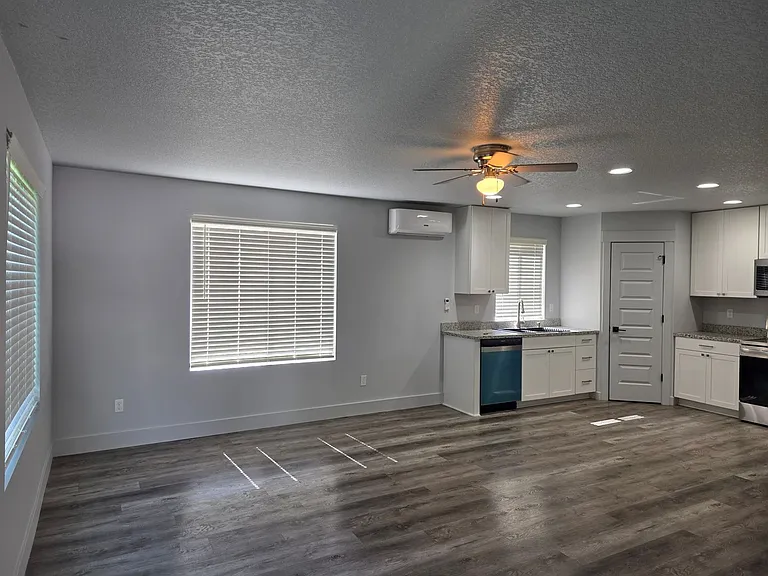 213 Oak St — Photo 3