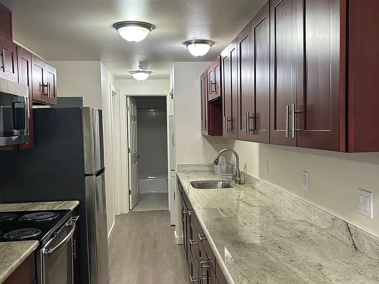 Thorndyke Apartments — Photo 2