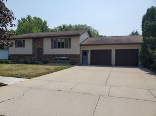 1527 Pebble Beach Rd, Mitchell, SD 57301