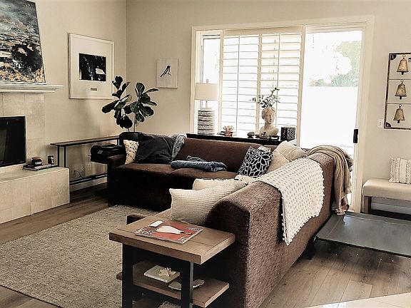 SPACIOUS FAMILY ROOM WITH FIREPLACE