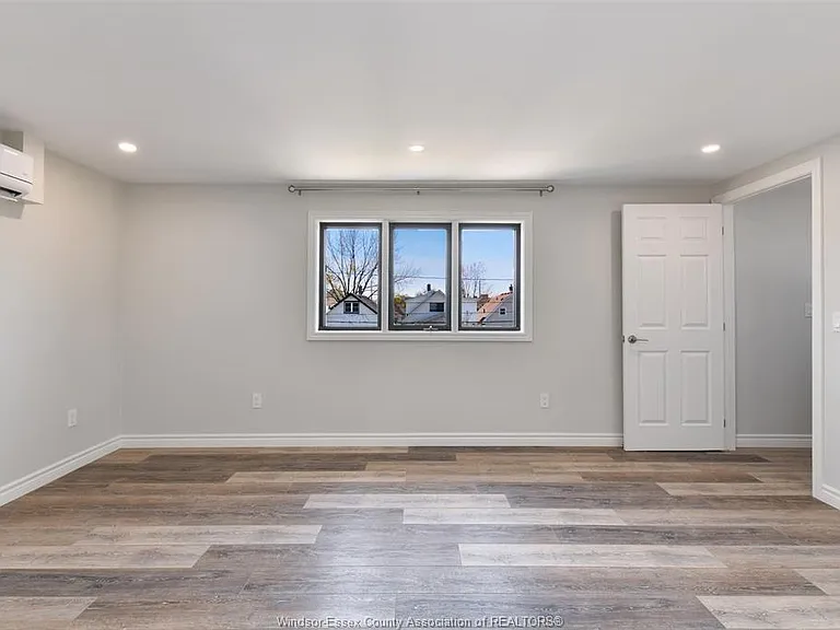 1069 Marentette Ave #UPPER — Photo 12
