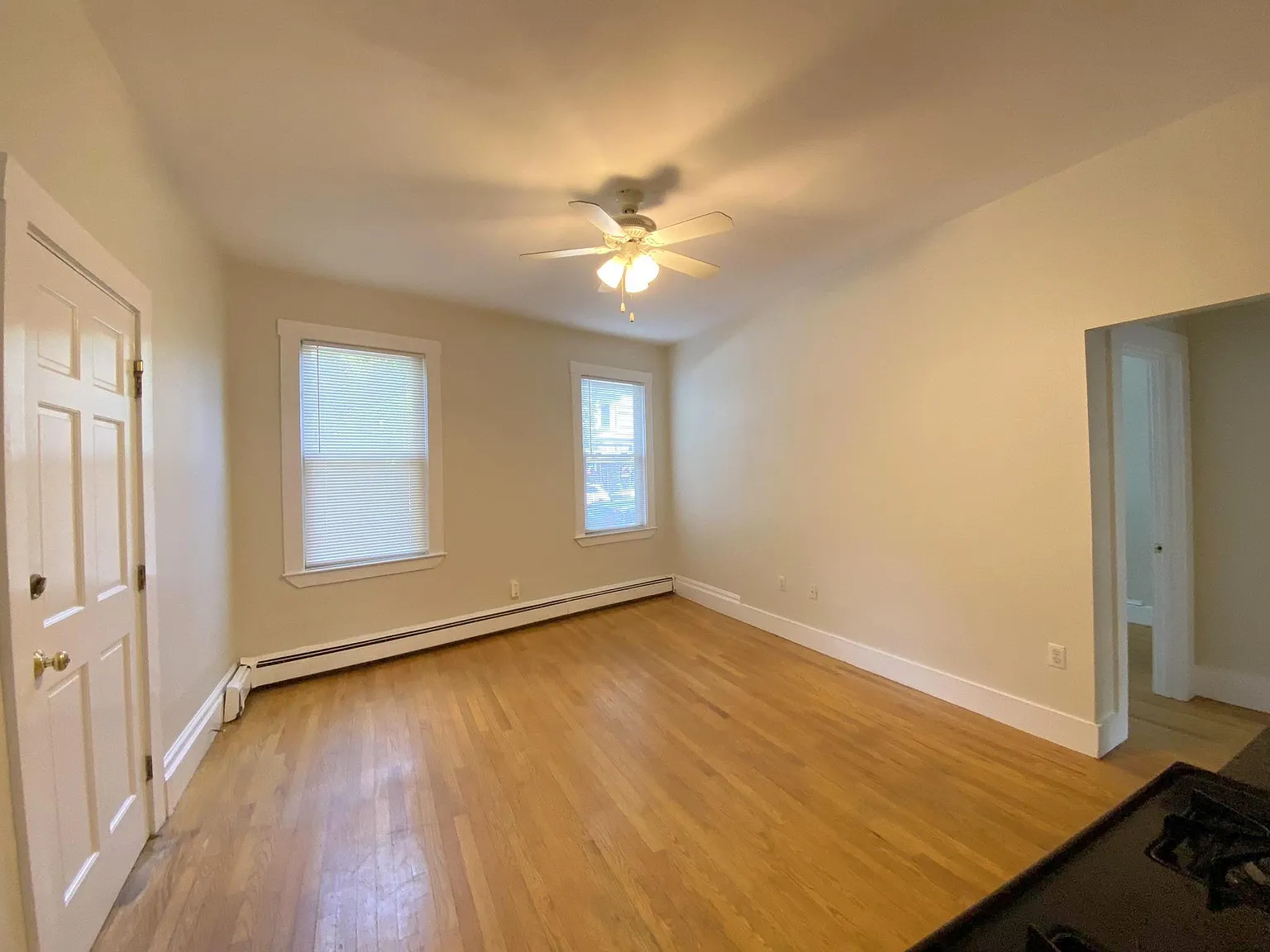 3 bed, 838 sqft, $3,500 — Photo 2