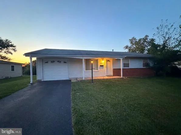 125 N Aspen Ave, Sterling, VA 20164
