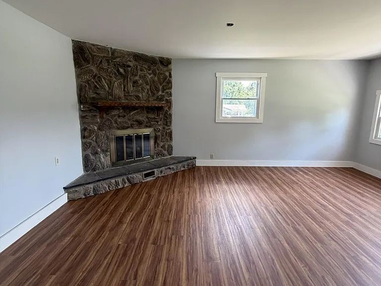 721 Wayland Dr — Photo 3