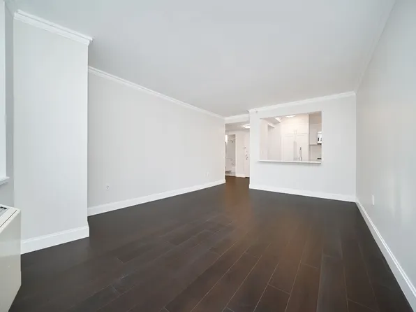 160 Riverside Boulevard image 3 of 11