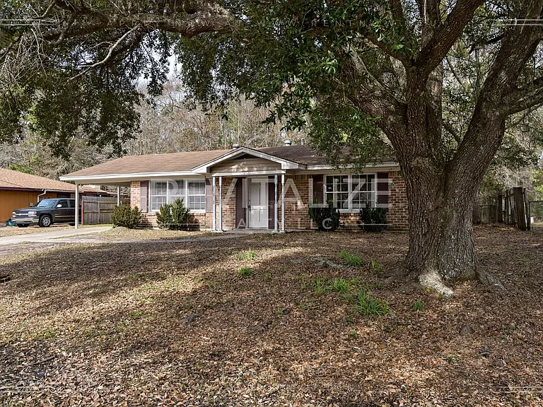 1258 Charmaine Cir N — Photo 2