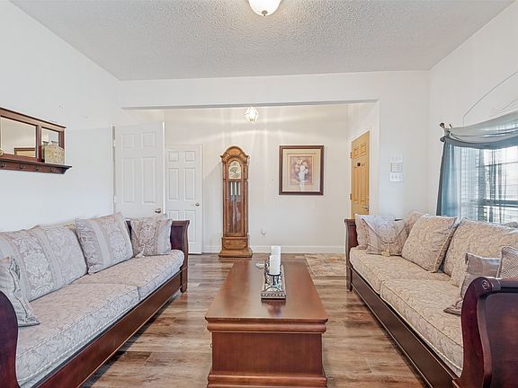 3rd image of 3401 Lochaven Dr