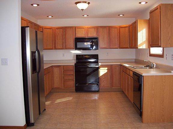 Large Kitchen w/ Sliding Door to Balcony