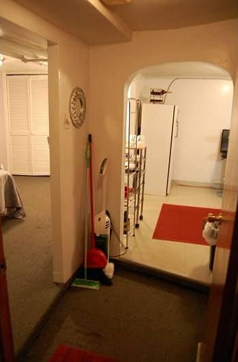 Entry hall with arched entrance to eat-in kitchen.