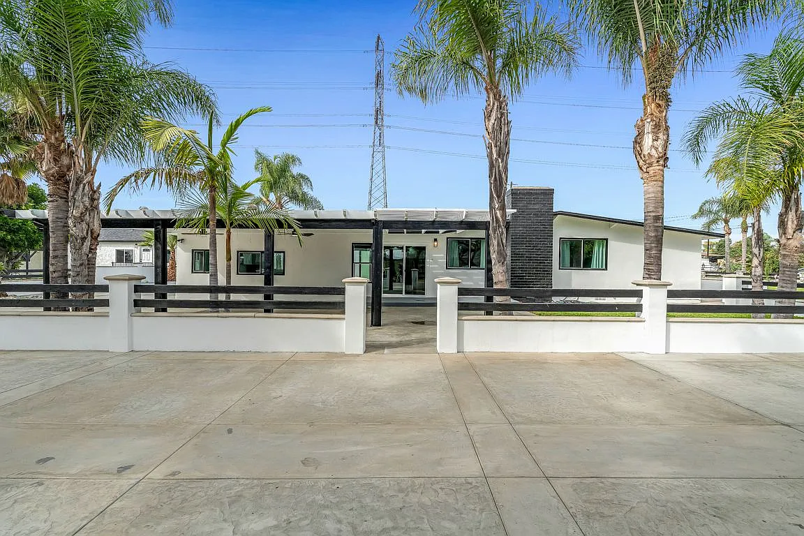 4 bed, 2.0 bath, 1852 sqft, $4,900 — Photo 3