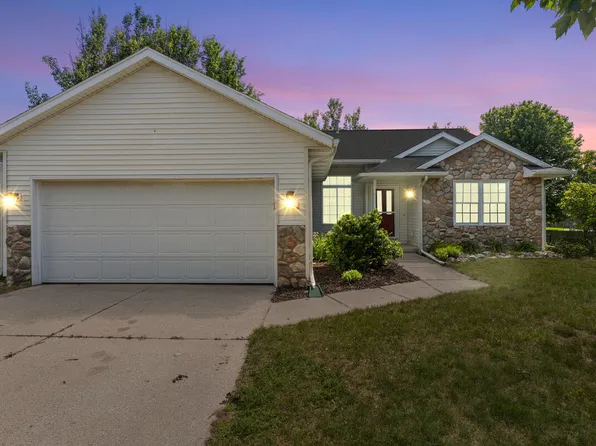 187 Riverwood Dr, Middleville, MI 49333