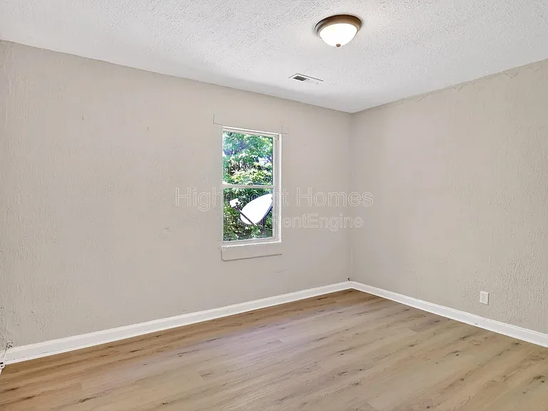 437 Carver Ln — Photo 10