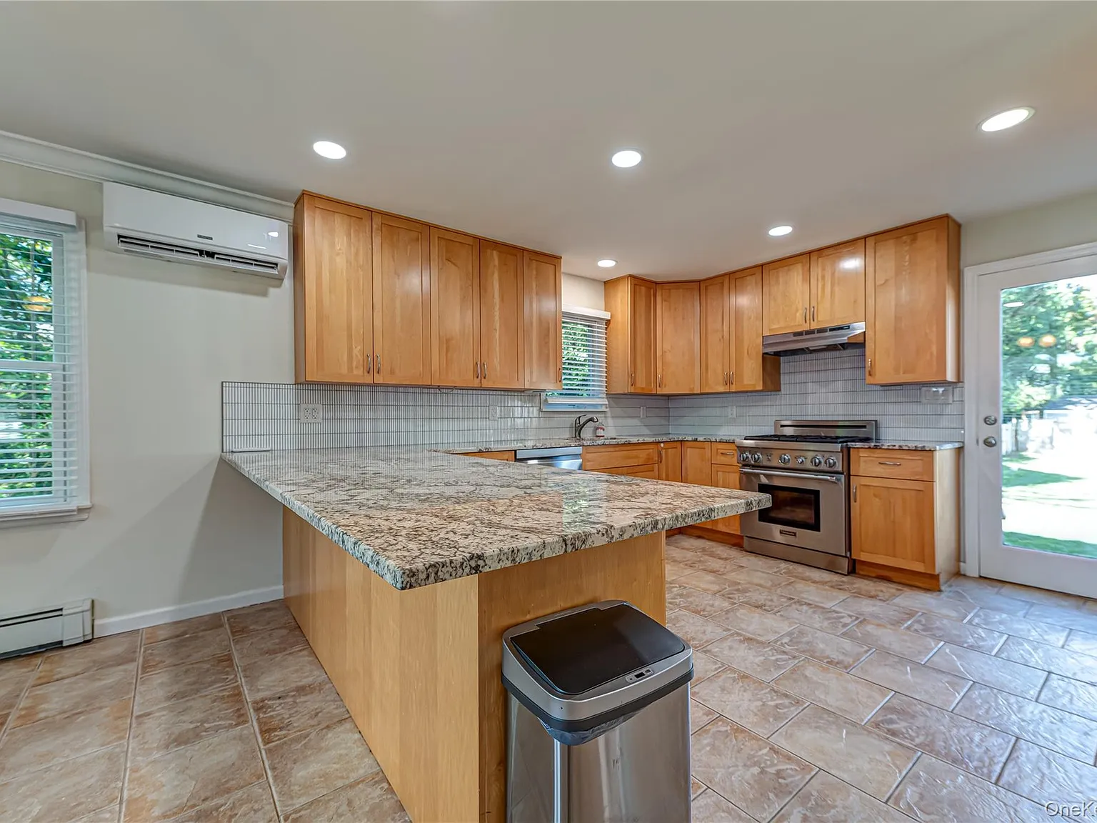 3 bed, 1.5 bath, 2100 sqft, $4,500 — Photo 4