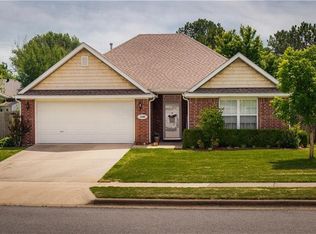 1560 N Shetland Dr, Fayetteville, AR 72704