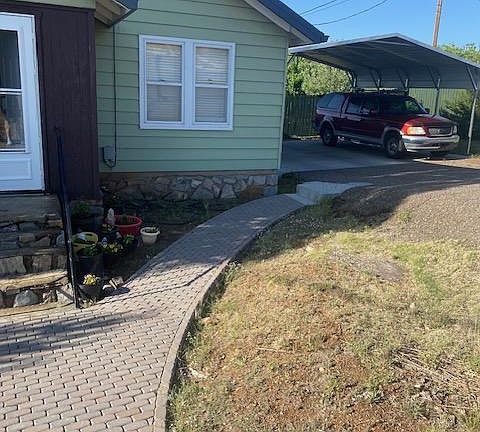 front of house looking to the right side to double carport