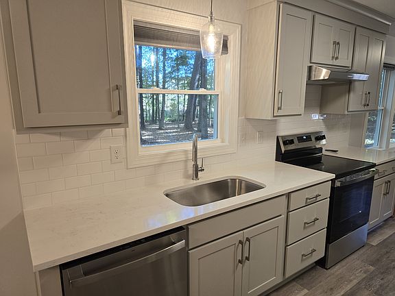 5th image of 138 Landsbury Dr