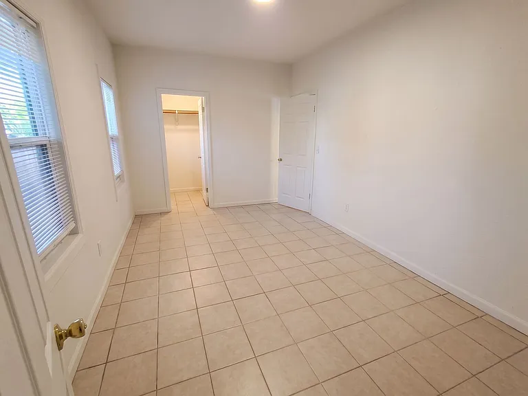 6105 Bromley Ave — Photo 7