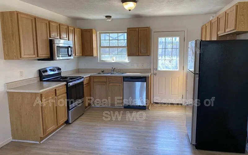 3 bed, 2.0 bath, 1289 sqft, $1,355 — Photo 2