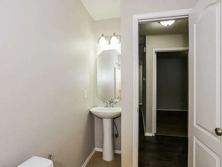 704 Stonebrooke Dr — Photo 15