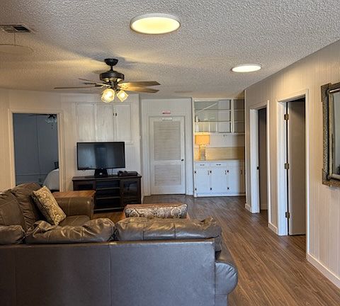 3rd image of 800 Main St