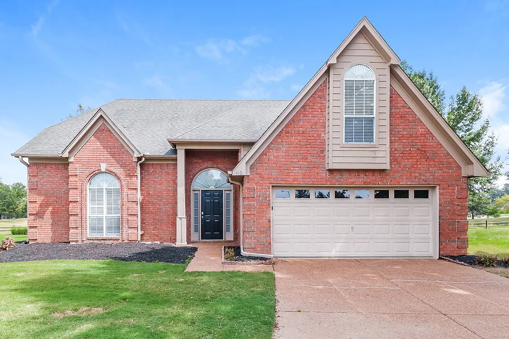 4 bed, 2.5 bath, 2308 sqft, $2,645 — Photo 1