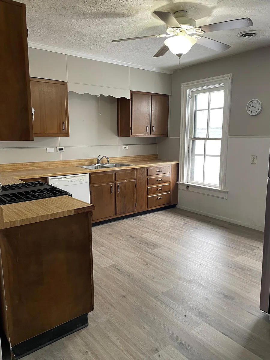Building Photo - 1042 W 5th St #2