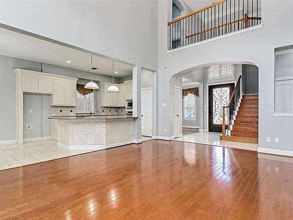 2nd image of 821 Lotus Dr