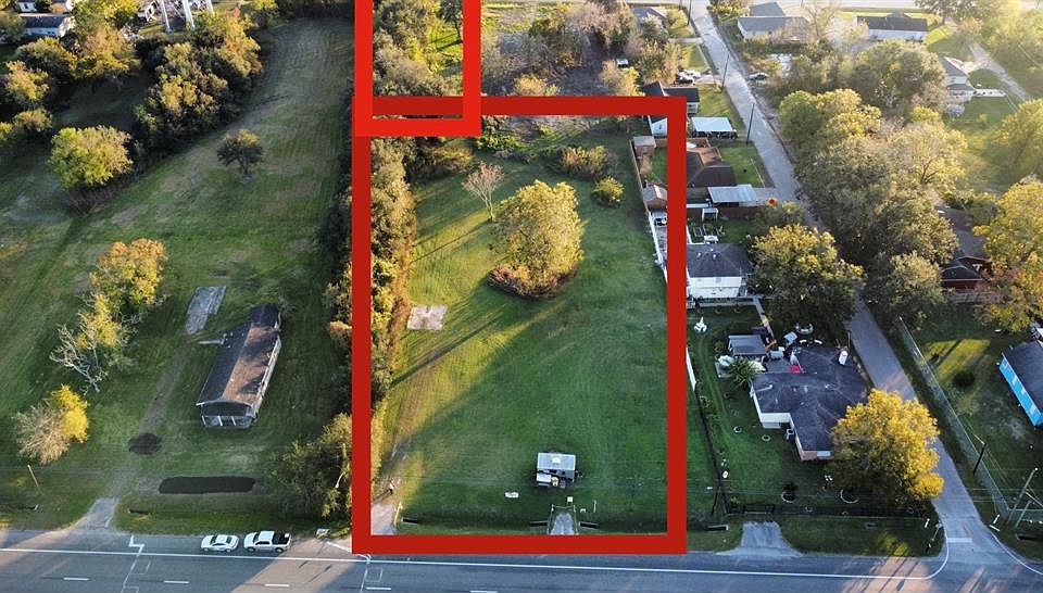 Overhead view (red lines are an estimate of lot lines, not official survey)