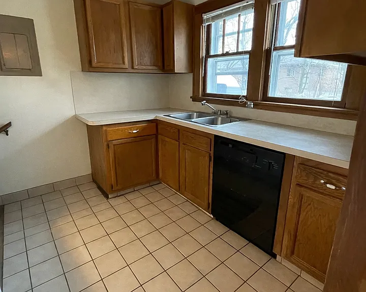 203 E Davis Ave — Photo 4