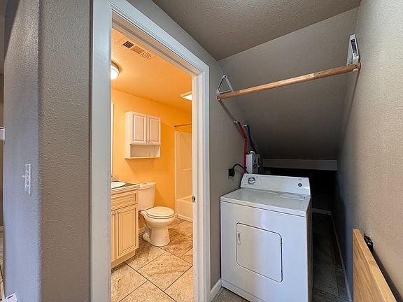 Main floor full bathroom