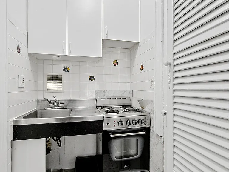 32 Beekman Pl #1 — Photo 5