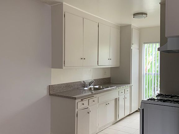 3rd image of 8241 Whitsett Ave