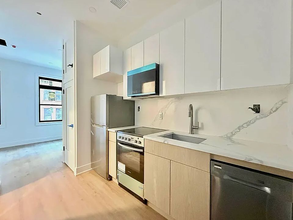 2nd image of 307 W 39th St #5E