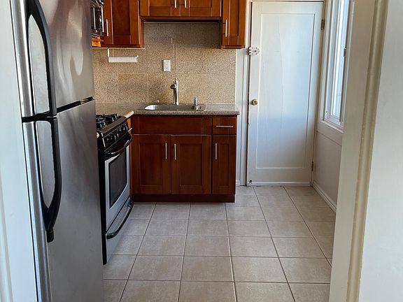 5th image of 242 Cabrillo St
