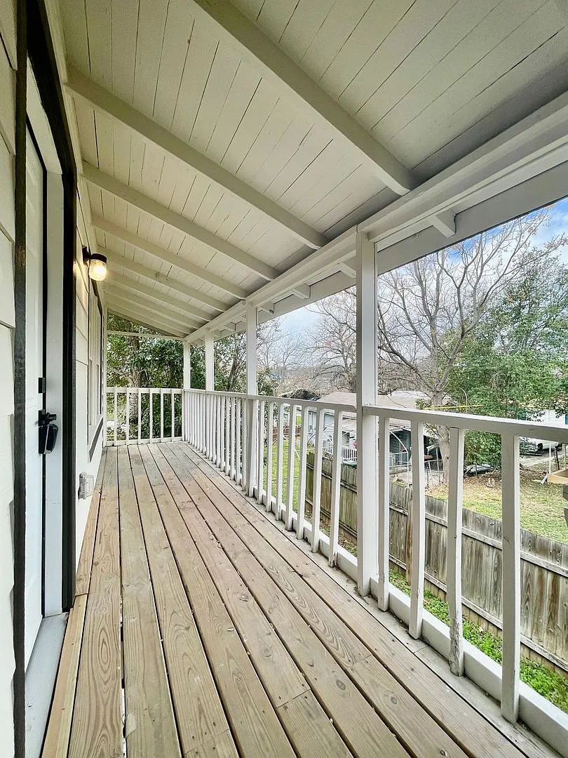 Updated 1 Bedroom / 1 Bathroom Apartment - Close to Campus — Photo 2