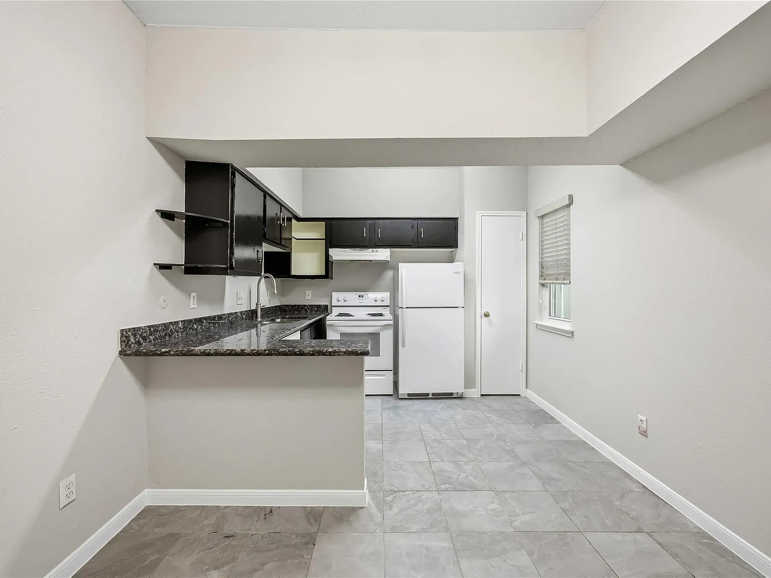 1 bed, 1.5 bath, 1033 sqft, $1,400 — Photo 3