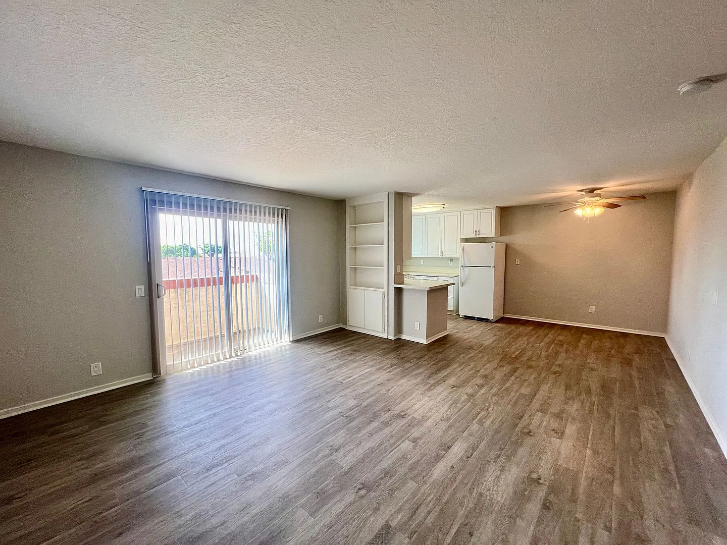 Spacious 2bd/2bth Upstairs Apartment in Clairemont - Off Street Parking, Extra Storage, A/C, Grea... — Photo 2