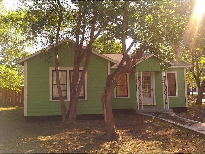 1st image of 400 Lois St