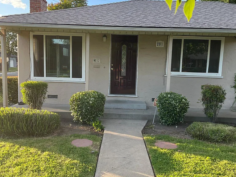 201 E Churchill St — Photo 3