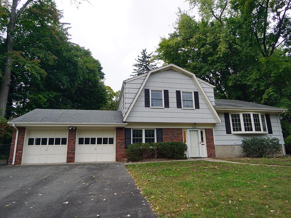 Front yard with 4-car drive way and 2 car garage