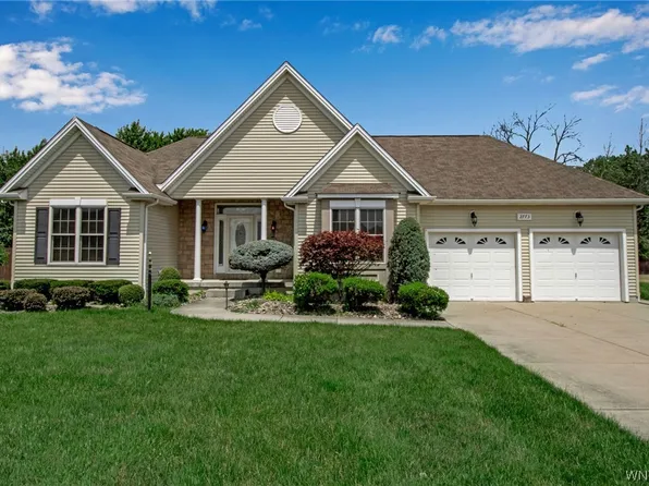 2773 Driftwood Dr, Niagara Falls, NY 14304