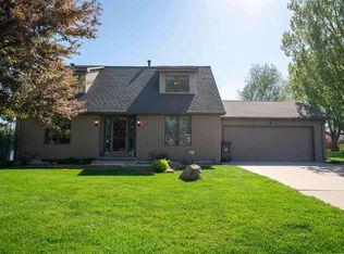 3922 Carlton Dr, Cedar Falls, IA 50613