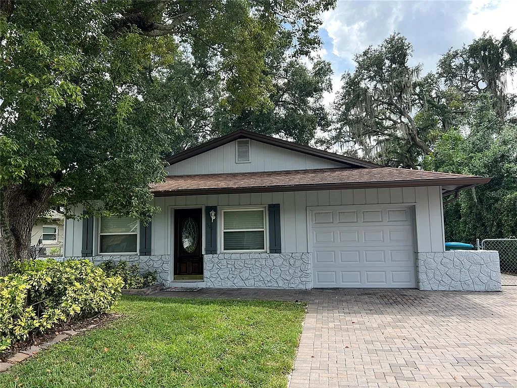 3 bed, 2.0 bath, 1035 sqft, $2,350 — Photo 2