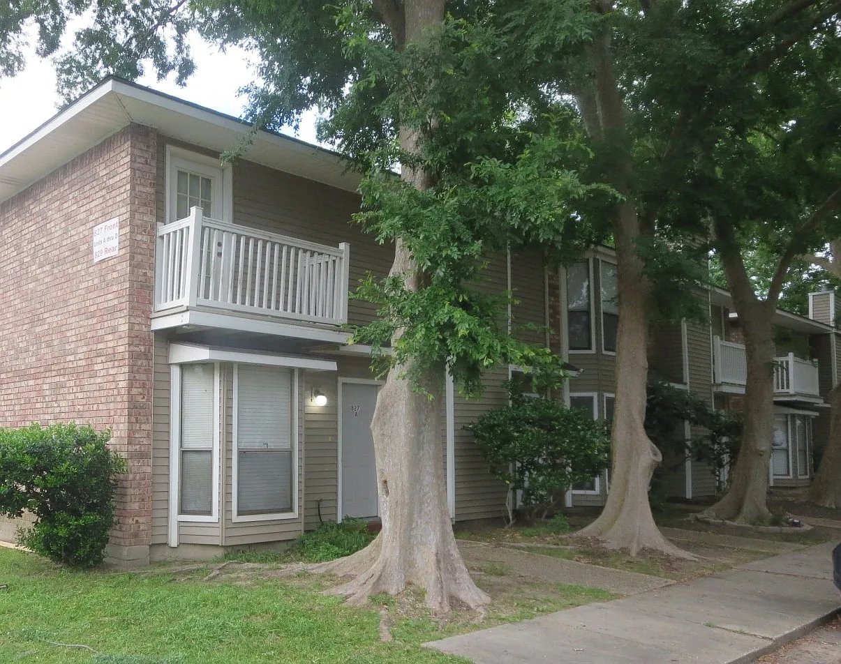 2 bed, 1.5 bath, 1058 sqft, $1,400 — Photo 1