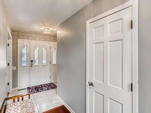 3rd image of 209 Lorraine Cir
