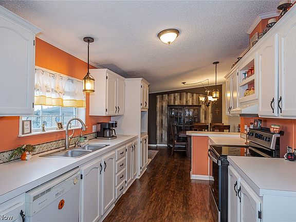 5th image of 140 Luxor Ln