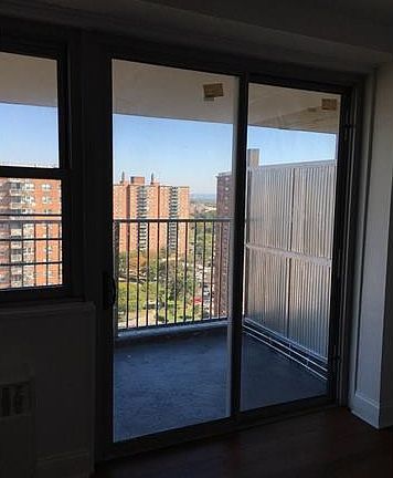 3rd image of 875 Boynton Ave APT 18I