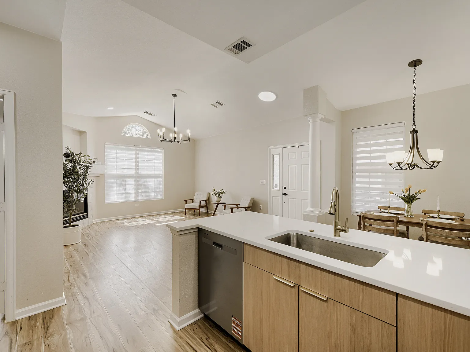 2 bed, 1012 sqft, $2,050 — Photo 4
