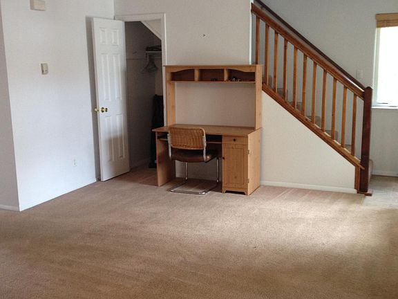 Another view of living rooms w/old carpet