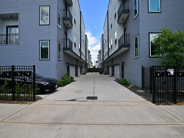 1117 W 16th St #C — Photo 4